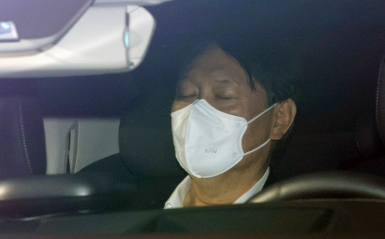 윤석열 검찰총장이 9일 오전 서울 서초구 대검찰청으로 출근하고 있다.  연합뉴스